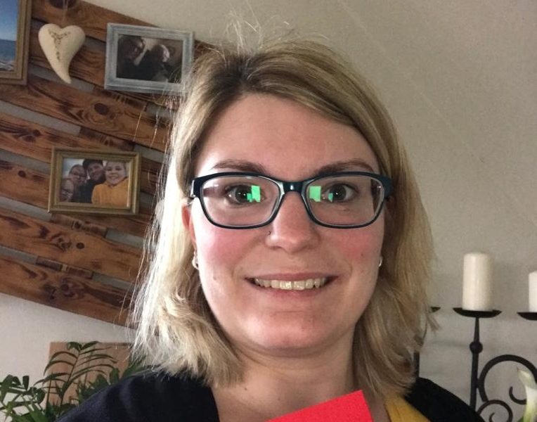 Unser neues Mitglied Carolin Teske hält ihr Mitgliedsbuch in den Händen.