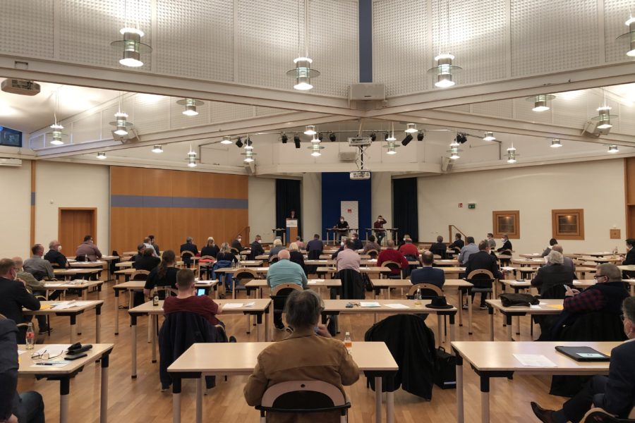Mehrere Deligierte sitzen im Forum Melle.